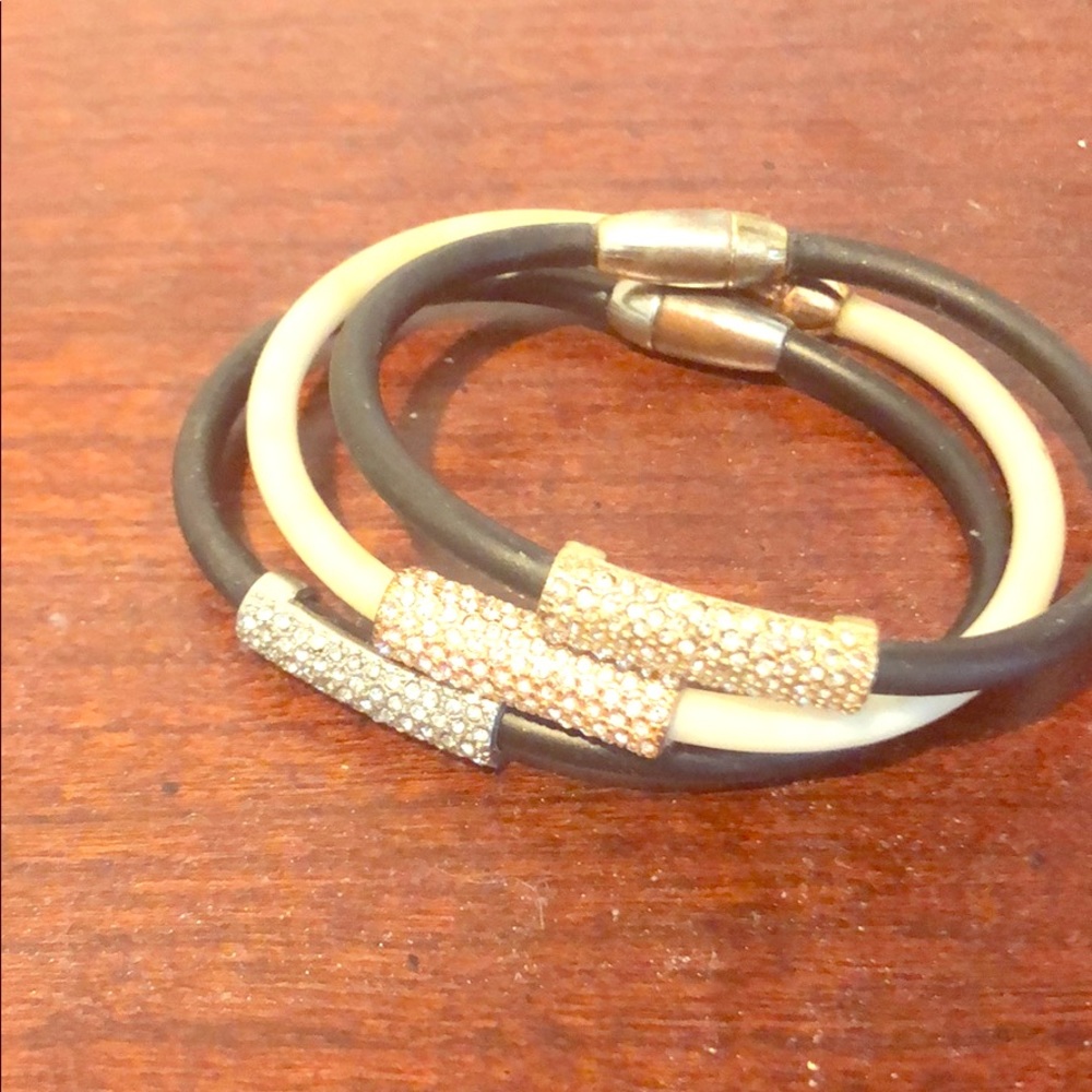 Trio rubber bracelets with magnetic closure